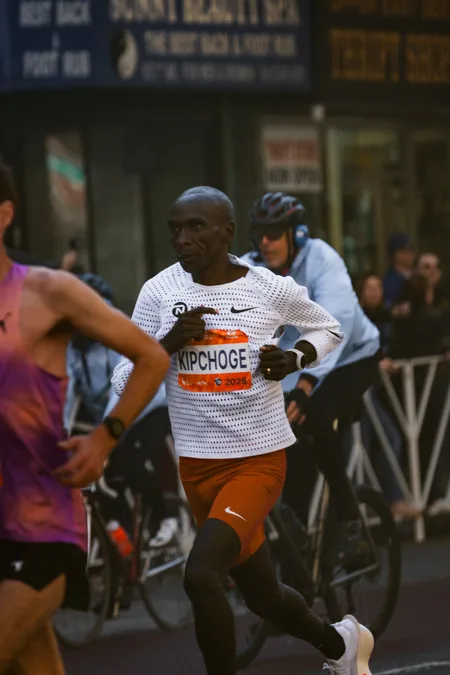 Kipchoge working through a city block in the elite pack